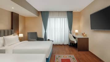 Minibar, escritorio, espacio para trabajar con un portátil