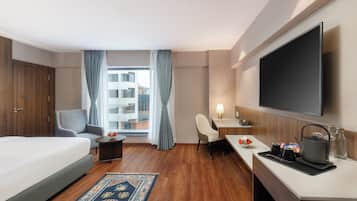 Minibar, escritorio y espacio para trabajar con laptop