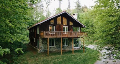 Silver Birch Chalet: Mountain Apartment w/ Hot Tub