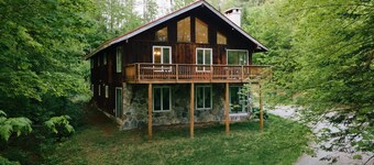 Silver Birch Chalet: Mountain Apartment w/ Hot Tub