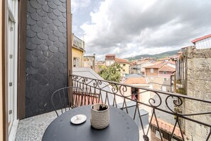 Outdoor dining - Historic Loft by House and People (Guimarães)