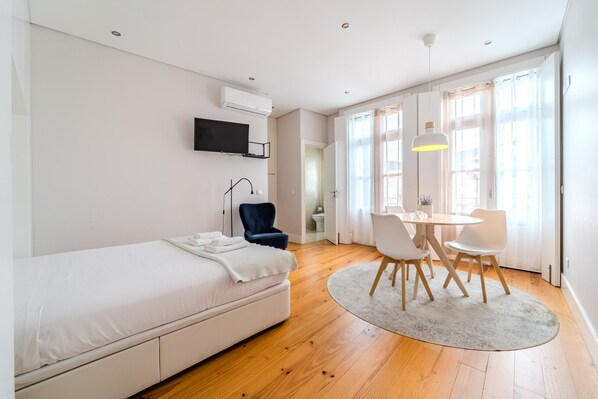 Tabla de planchar con plancha, wifi gratis y ropa de cama 