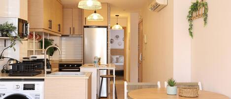 冷蔵庫、電子レンジ、オーブン、コーヒー / ティーメーカー