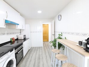 ثلاجة، ميكروويف، فرن، ماكينة لصنع القهوة/الشاي