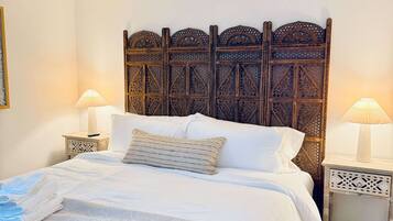 4 habitaciones, escritorio, tabla de planchar con plancha y wifi