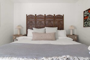 4 bedrooms, desk, iron/ironing board, WiFi