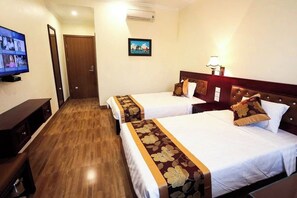 Seprai antialergi, isi minibar gratis, dan ruang kerja ramah laptop