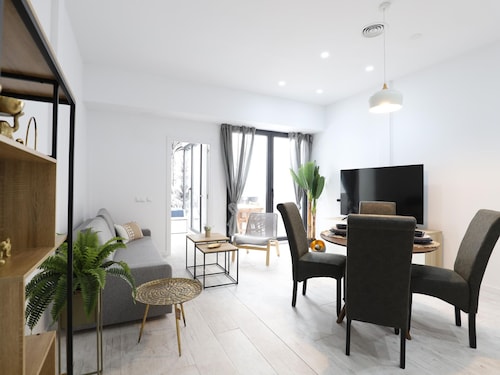 Family-Friendly Modern Home Near the Beach with Terrace and High-Speed Internet