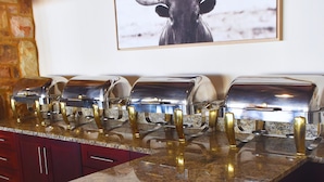 A kitchen with granite countertops and stainless steel appliances. - Bergwood Inn (Groot Brakrivier)