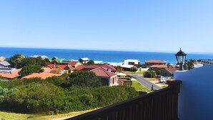 A coastal residential area with houses, a street, and a view of the ocean. - Bergwood Inn (Groot Brakrivier)