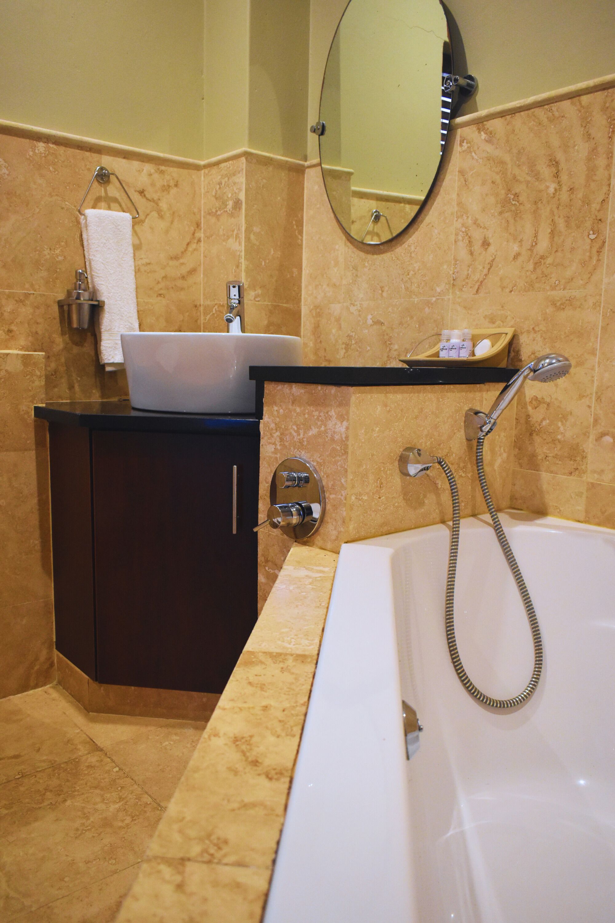 Ein Badezimmer mit Badewanne, Waschbecken und Spiegel.