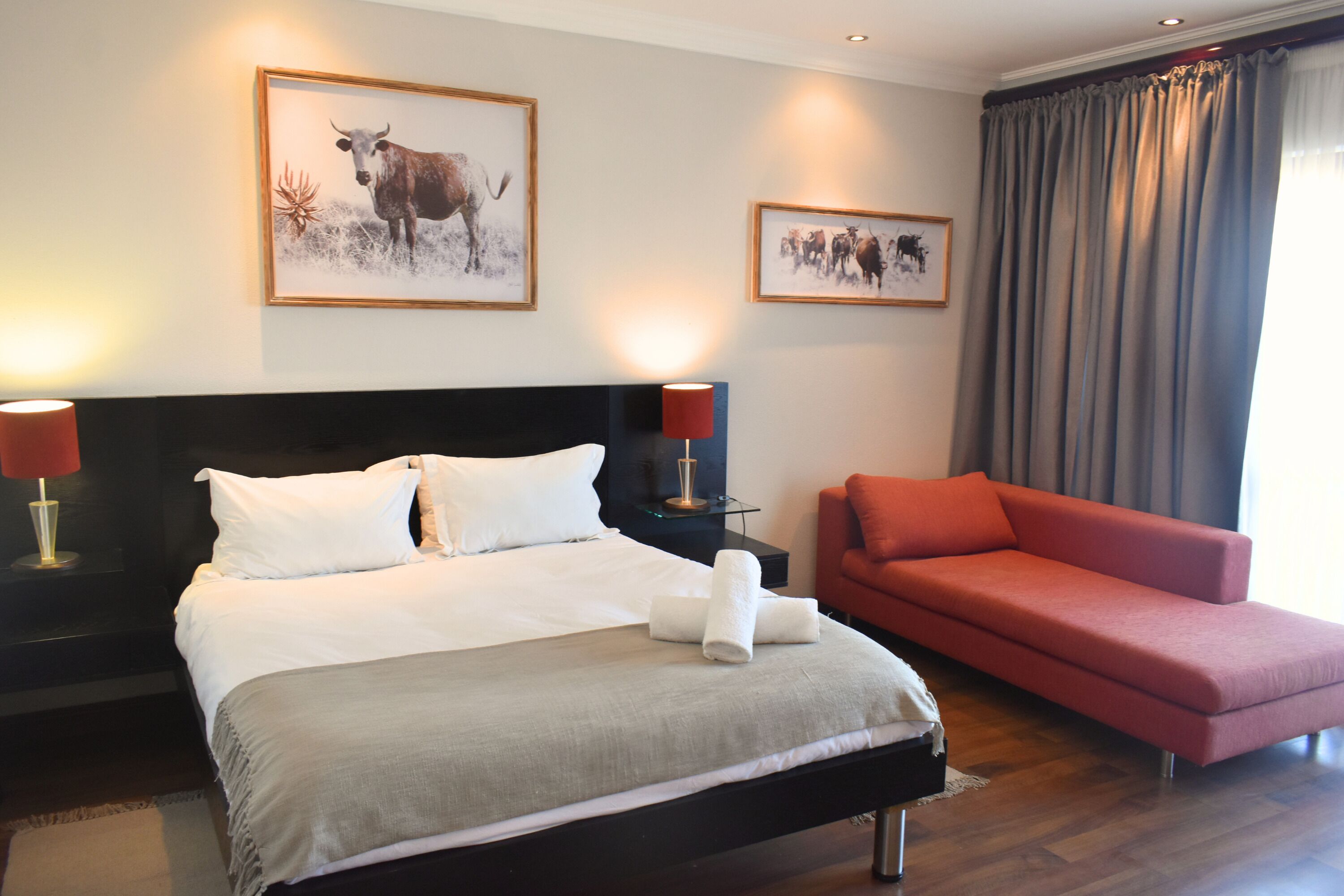 مكتب ومساحة عمل للكمبيوتر المحمول وتجهيزات عازلة للصوت ومكواة/لوح كي