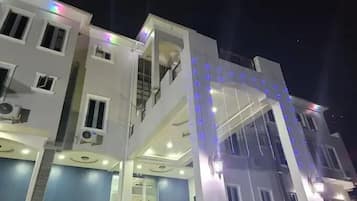 Façade de l’hébergement - soirée/nuit