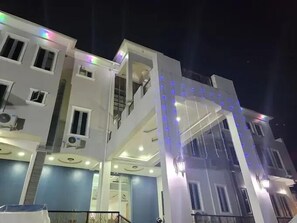 Front of property - evening/night - Camas Hotels (Abeokuta)
