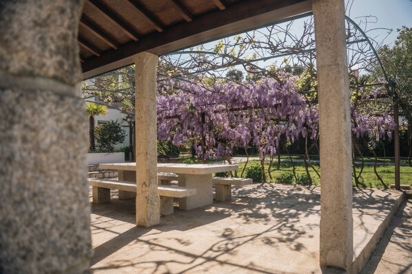 Outdoor dining - Quinta da Victória - Casa 4 | Pool view studio (Viana do Castelo)