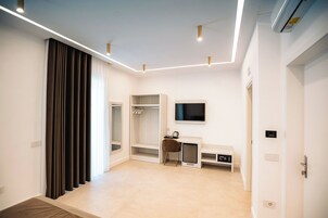 Superior Room, Garden View | In-room safe, desk, blackout drapes, free WiFi