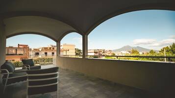 Habitación superior, vista al jardín | Terraza o patio