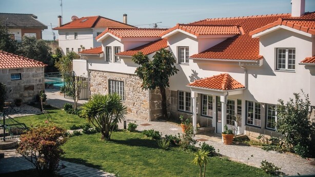 Bairro residencial com várias casas, caracterizadas por telhados vermelhos e paredes brancas.