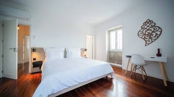 2 bedrooms, desk, iron/ironing board, WiFi