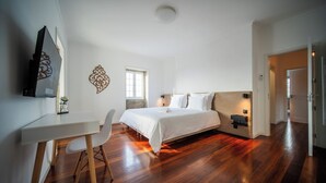 Un dormitorio moderno con una cama, un escritorio y una silla.
