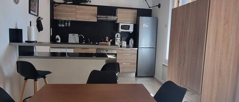 Kühlschrank, Mikrowelle, Ofen, Herdplatte