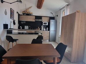 Réfrigérateur, micro-ondes, four, plaque de cuisson