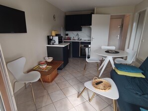 Microwave, oven, stovetop, coffee/tea maker