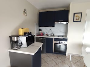 Microwave, oven, stovetop, coffee/tea maker