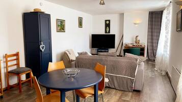 Télévision, table de tennis de table