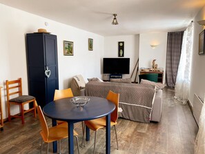 Una televisión, una mesa de tenis de mesa