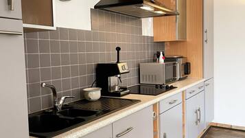 Réfrigérateur, micro-ondes, cafetiÚre/bouilloire