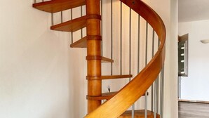 Eine Wendeltreppe aus Holz mit Metallgeländern.