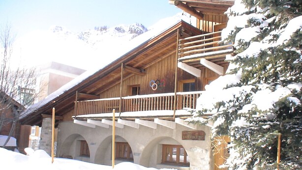 A wooden chalet with a balcony, arched windows, and a sign reading "La Biche." - Studio 3 ppl - Ski-in/ski-out - Val d'Isère Center - Wifi (Val-d'Isère)