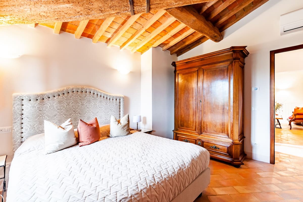 Romantic Apartment, Hill View