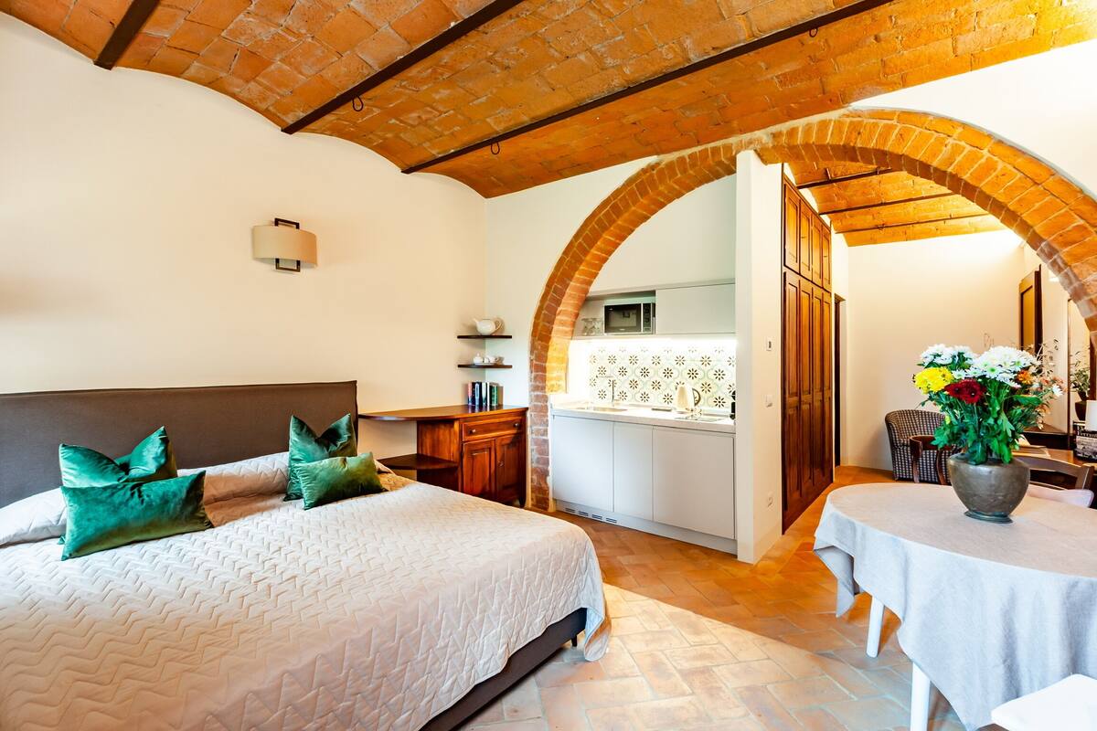 Basic Apartment, Hill View