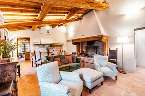 Luxury Apartment, Hill View | Living area | Flat-screen TV - Villa Boccaccio (San Gimignano)