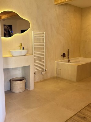 Hair dryer, towels, soap, toilet paper - Love getaway with outdoor spa (Doué-en-Anjou)