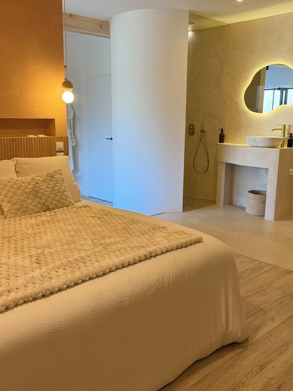 1 bedroom, WiFi, bed sheets - Love getaway with outdoor spa (Doué-en-Anjou)