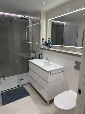 シャワー、ヘアドライヤー、タオル、石鹸