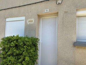 Exterior detail - 2-Bedroom Apt, 6 Pax, AC, Near Beach in Saint-Pierre-La-Mer (Fleury-Saint-Pierre-la-Mer)