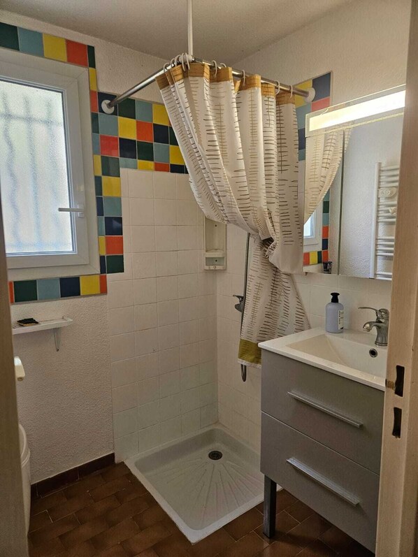 A bathroom with a shower, a window, a sink, and a mirror. - Large detached house in the Verdon nature park. (Roumoules)