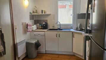 Een microgolfoven, een oven, een kookplaat, een vaatwasser