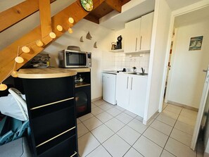 Kühlschrank, Herdplatte, Wasserkocher mit Kaffee-/Teezubehör