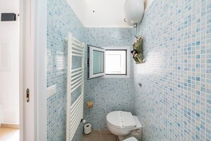 Shower, jetted bath, bidet, towels