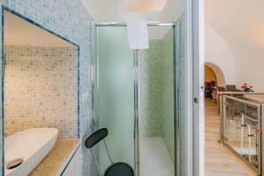 Shower, jetted bath, bidet, towels