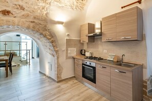 Een koelkast, een kookplaat, een broodrooster, een kinderstoel