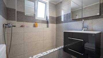 SĂšche-cheveux, serviettes fournies, savon, papier toilette