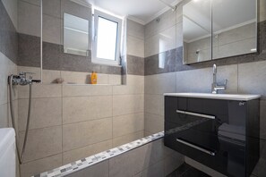 Hair dryer, towels, soap, toilet paper - Athens Vibe Apartment – Gazi by ΜΡS (Athina)