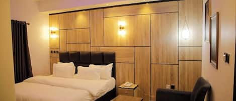 Escritorio, espacio para trabajar con laptop y cortinas blackout