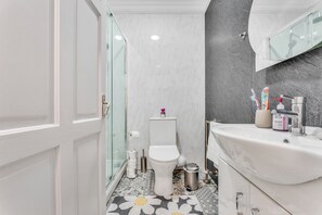 Dusche, Haartrockner, Handtücher, Seife